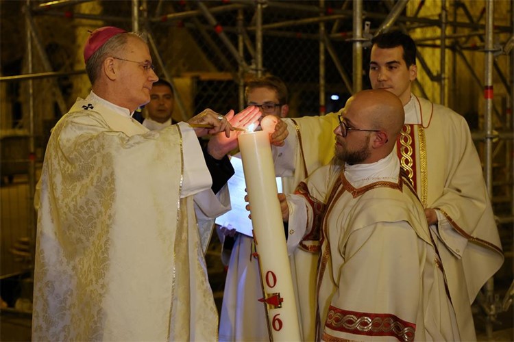 Nadbiskup Kutleša predvodio Vazmeno bdjenje u Zagrebačkoj katedrali
